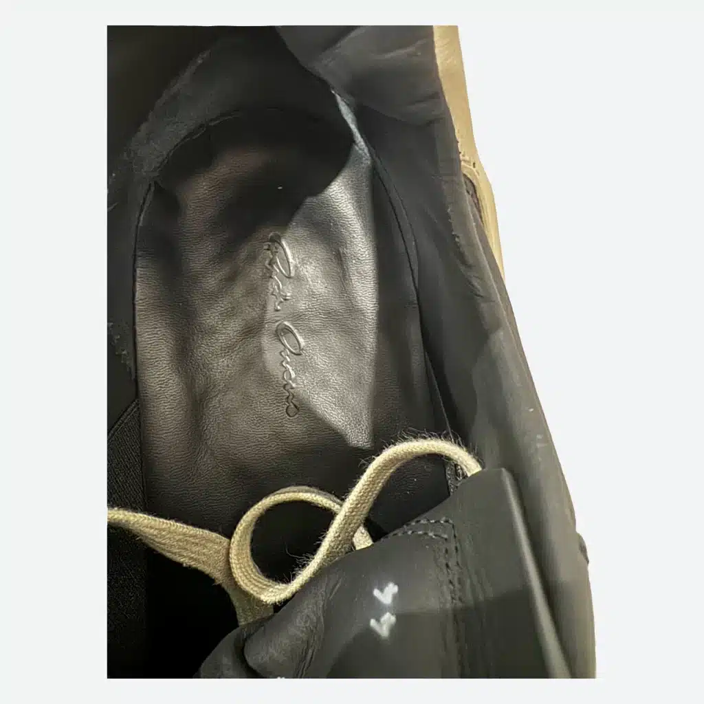 Logo modelu bot Rick Owens na vložce do bot foceno shora.