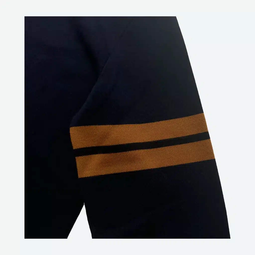 Detailní pohled na logo svetru Zegna s dvěma hnědými pruhy jako model správného focení oblečení.